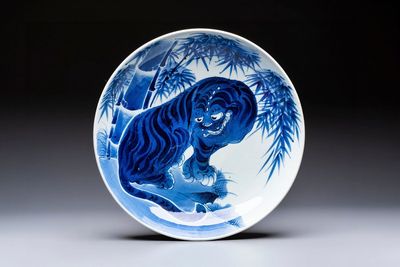 A large Japanese Arita blue and white 'Tiger' dish, Fuuki Chousun 富貴長春 mark, late Edo to early Meiji, 18/19th C.