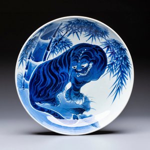 A large Japanese Arita blue and white 'Tiger' dish, Fuuki Chousun 富貴長春 mark, late Edo to early Meiji, 18/19th C. — photo 1