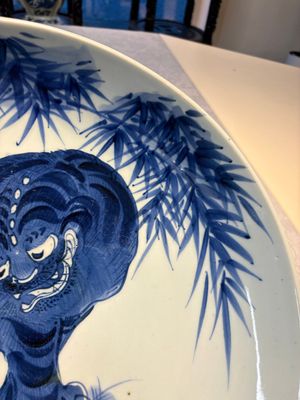 A large Japanese Arita blue and white 'Tiger' dish, Fuuki Chousun 富貴長春 mark, late Edo to early Meiji, 18/19th C. — 照片 4