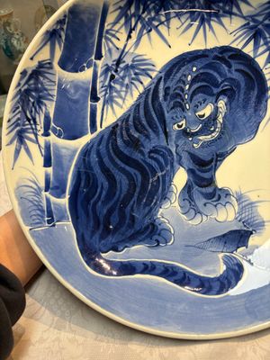 A large Japanese Arita blue and white 'Tiger' dish, Fuuki Chousun 富貴長春 mark, late Edo to early Meiji, 18/19th C. — 照片 6