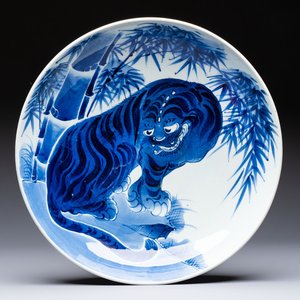 A large Japanese Arita blue and white 'Tiger' dish, Fuuki Chousun 富貴長春 mark, late Edo to early Meiji, 18/19th C. — 照片 1