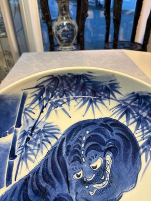 A large Japanese Arita blue and white 'Tiger' dish — photo 3