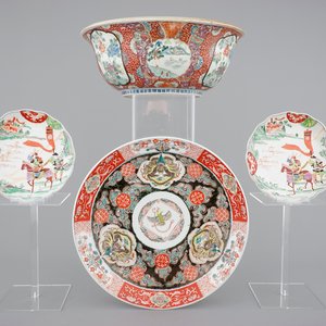 A large Japanese Arita bowl, a large dish and two plates, 19th C. — 照片 1