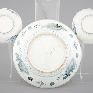 A large Japanese Arita bowl, a large dish and two plates, 19th C. — 照片 2