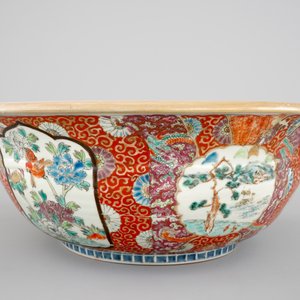 A large Japanese Arita bowl, a large dish and two plates, 19th C. — 照片 5
