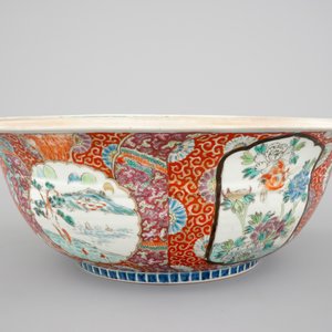 A large Japanese Arita bowl, a large dish and two plates, 19th C. — 照片 8