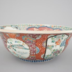 A large Japanese Arita bowl, a large dish and two plates, 19th C. — 照片 9