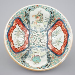A large Japanese Arita bowl, a large dish and two plates, 19th C. — 照片 10