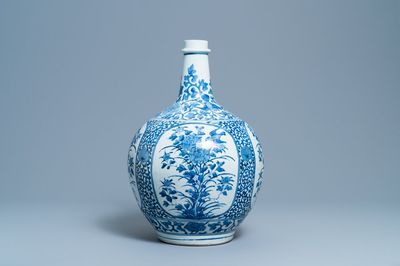 A large Japanese blue and white Arita bottle vase, Edo, 17th C.