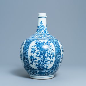 A large Japanese blue and white Arita bottle vase, Edo, 17th C. — 照片 3