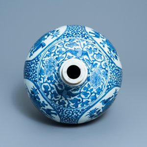 A large Japanese blue and white Arita bottle vase, Edo, 17th C. — 照片 5