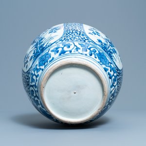A large Japanese blue and white Arita bottle vase, Edo, 17th C. — 照片 6