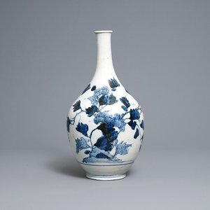A large Japanese blue and white Arita bottle vase, Edo, 17th C. — photo 1
