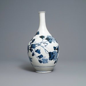 A large Japanese blue and white Arita bottle vase, Edo, 17th C. — photo 2