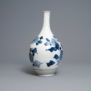 A large Japanese blue and white Arita bottle vase, Edo, 17th C. — photo 3
