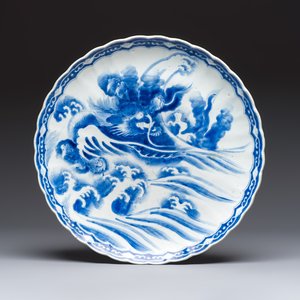 A large Japanese blue and white 'Dragon' dish, Meiji, 19th C. — foto 1