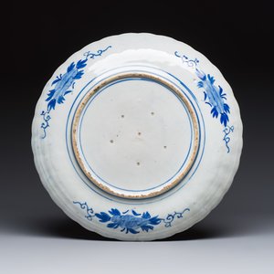 A large Japanese blue and white 'Dragon' dish, Meiji, 19th C. — foto 2