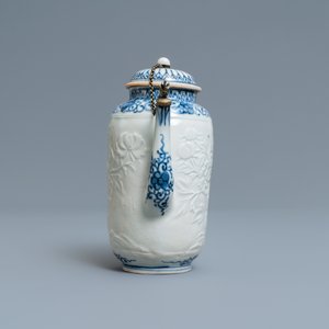 A large Japanese blue and white moulded Arita teapot with gilt silver mounts, Edo, 17th C. — 照片 3