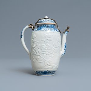 A large Japanese blue and white moulded Arita teapot with gilt silver mounts, Edo, 17th C. — 照片 4