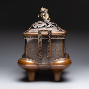 A large Japanese bronze censer and cover by Murata Seimin (1761-1837), Edo, early 19th C. — photo 2