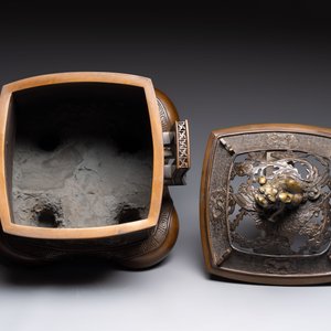 A large Japanese bronze censer and cover by Murata Seimin (1761-1837), Edo, early 19th C. — photo 5