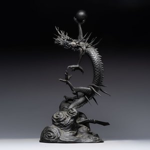 A large Japanese bronze dragon holding a pearl, Meiji, 19th C. — 照片 1