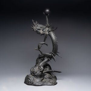 A large Japanese bronze dragon holding a pearl, Meiji, 19th C. — 照片 2