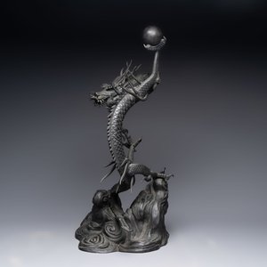 A large Japanese bronze dragon holding a pearl, Meiji, 19th C. — 照片 3