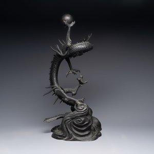 A large Japanese bronze dragon holding a pearl, Meiji, 19th C. — 照片 4