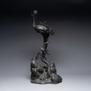A large Japanese bronze dragon holding a pearl, Meiji, 19th C. — 照片 5