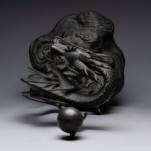 A large Japanese bronze dragon holding a pearl, Meiji, 19th C. — 照片 6