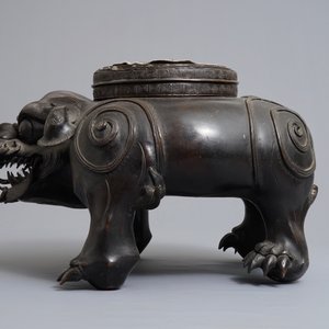 A large Japanese bronze model of a foo dog, Edo, 17/18th C. — 照片 3