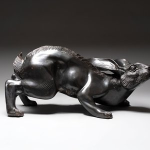 A large Japanese bronze sculpture of a reclining hare, 20th C. — photo 1