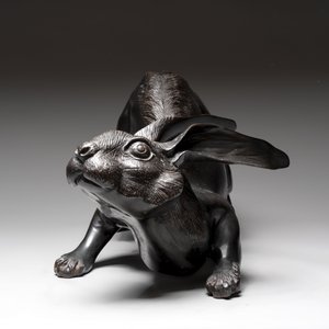 A large Japanese bronze sculpture of a reclining hare, 20th C. — photo 2