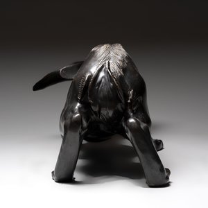 A large Japanese bronze sculpture of a reclining hare, 20th C. — photo 4