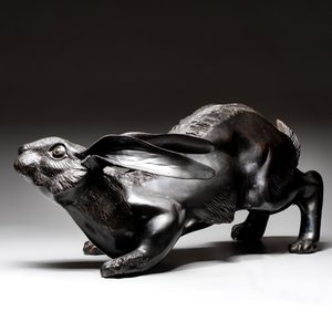 A large Japanese bronze sculpture of a reclining hare, 20th C. — photo 7