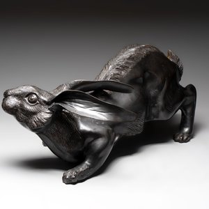 A large Japanese bronze sculpture of a reclining hare, 20th C. — photo 8