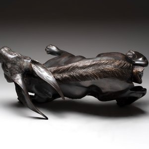 A large Japanese bronze sculpture of a reclining hare, 20th C. — photo 9