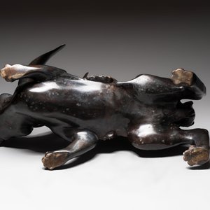 A large Japanese bronze sculpture of a reclining hare, 20th C. — photo 10