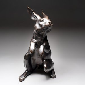 A large Japanese bronze sculpture of a sitting hare, 20th C. — 照片 1