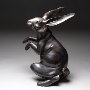 A large Japanese bronze sculpture of a sitting hare, 20th C. — 照片 2