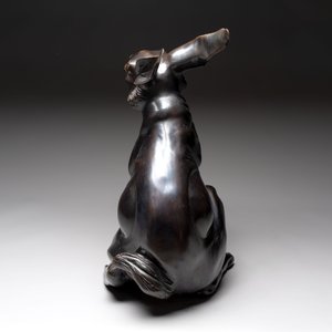 A large Japanese bronze sculpture of a sitting hare, 20th C. — 照片 3