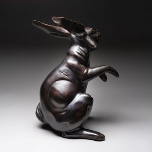 A large Japanese bronze sculpture of a sitting hare, 20th C. — 照片 4