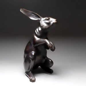 A large Japanese bronze sculpture of a sitting hare, 20th C. — 照片 5