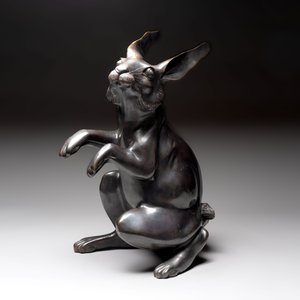 A large Japanese bronze sculpture of a sitting hare, 20th C. — 照片 6