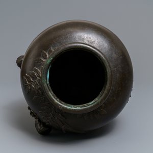 A large Japanese bronze vase with crab-fishing children, seal mark, Meiji, 19th C. — photo 5