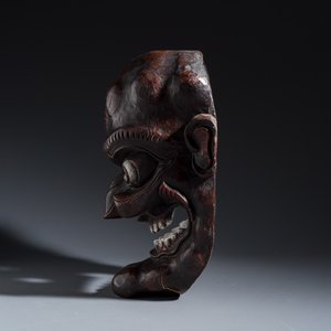 A large Japanese carved lacquered wooden mask — foto 3