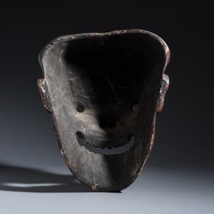 A large Japanese carved lacquered wooden mask — foto 4