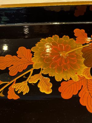 A large Japanese gilt-lacquered 'Rooster' tray, Meiji, ca. 1900 — photo 12