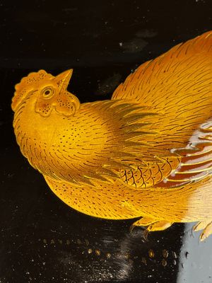 A large Japanese gilt-lacquered 'Rooster' tray, Meiji, ca. 1900 — photo 10